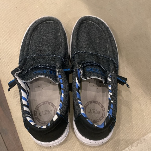 Boys Hey Dude Wally shoes size 4, great condition - Picture 3 of 5